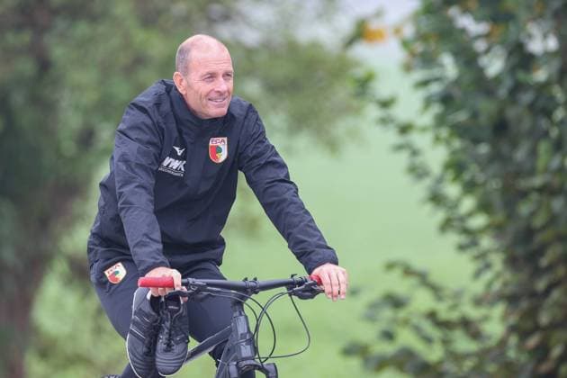 Sport Bilder des Tages Chef-Trainer Jess Thorup (FC Augsburg) auf dem Fahrrad zum ersten Training, Training FC Augsburg, Fussball, 1. Bundesliga, 17.10.2023 Augsburg Bayern Deutschland