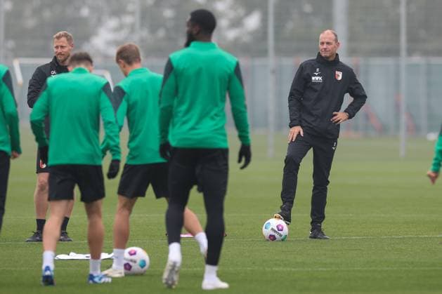 Sport Themen der Woche KW42 Sport Bilder des Tages Chef-Trainer Jess Thorup (FC Augsburg), Training FC Augsburg, Fussball, 1. Bundesliga, 17.10.2023 Augsburg Bayern Deutschland *** Head Coach Jess Thorup FC Augsburg , Training FC Augsburg, Football, 1 Bundesliga, 17 10 2023 Augsburg Bayern Germany Copyright: xkolbert-press ChristianxKolbertx