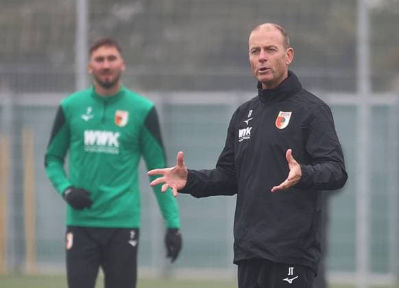 Sport Bilder des Tages Jess Thorup (Trainer FC Augsburg) gibt Anweisungen; FC Augsburg, Jess Thorup erstes Training,