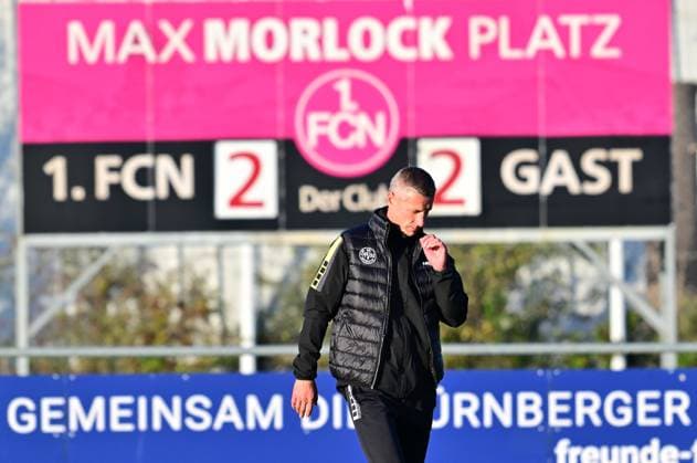 17.10.2023 - Fussball - Saison 2023 2024 - Regionalliga Bayern - 16. Spieltag: 1. FC Nürnberg FCN II ( Club ) - SpVgg Bayreuth - - xwoxzix - Marek Mintal (Trainer SpVgg Bayreuth ) vor Anzeigetafel *** 17 10 2023 football season 2023 2024 Regionalliga Bayern 16 matchday 1 FC Nürnberg FCN II club SpVgg Bayreuth xwoxzix Marek Mintal coach SpVgg Bayreuth in front of scoreboard