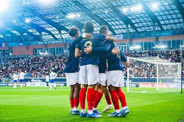 Joie des joueurs de l equipe de france aprÃ s le but de Rayan Cherki (Equipe de France U21, U 21 FOOTBALL : France U21 vs Chypre U21 - Qualification Championnat d Europe U21 - 17 10 2023 BaptisteAutissier Panoramic 