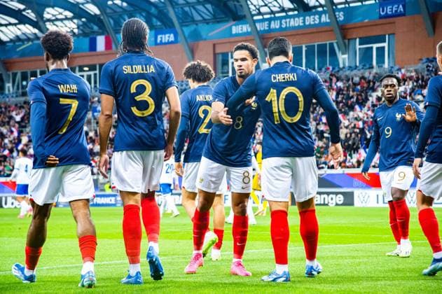 Joie des joueurs de l equipe de france aprÃ s le but de Rayan Cherki (Equipe de France U21, U 21 FOOTBALL : France U21 vs Chypre U21 - Qualification Championnat d Europe U21 - 17 10 2023 BaptisteAutissier Panoramic 