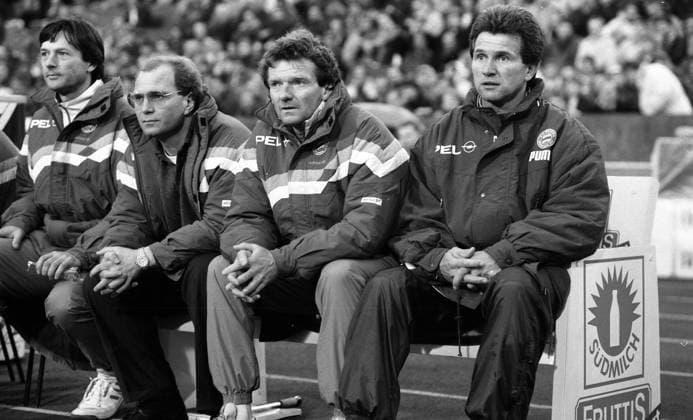 09.03.91 VfB Stuttgart - FC Bayern München Deutschland, Stuttgart, 09.03.1991, Fussball, Bundesliga, VfB Stuttgart - FC Bayern München (0:3): v.l. Hans-Wilhelm Müller-Wohlfahrt (Mannschaftsarzt FC Bayern München), Uli Hoeneß (Manager FC Bayern München), Egon Coordes (Co-Trainer FC Bayern München), Jupp Heynckes (Trainer FC Bayern München). *** 09 03 91 VfB Stuttgart FC Bayern Munich Germany, Stuttgart, 09 03 1991, Football, Bundesliga, VfB Stuttgart FC Bayern Munich 0 3 v l Hans Wilhelm Müller Wohlfahrt Team doctor FC Bayern Munich , Uli Hoeneß Manager FC Bayern Munich , Egon Coordes Co Trainer FC Bayern Munich , Jupp Heynckes Trainer FC Bayern Munich
