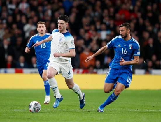 England v Italy UEFA EURO, EM, Europameisterschaft,Fussball 2024 Qualifiers Declan Rice of England in possession as he is pressured by Bryan Cristante of Italy during the UEFA Euro 2024 Qualifiers Group C match at Wembley Stadium, London Copyright: xPaulxChestertonx FIL-19118-0017 UK Newspapers OUT