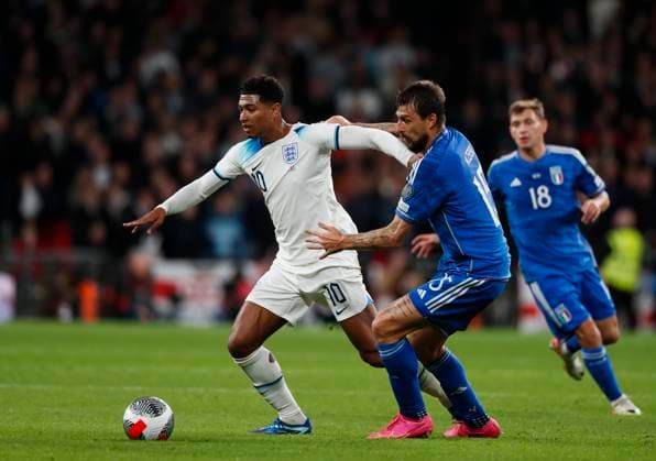 England v Italy UEFA EURO, EM, Europameisterschaft,Fussball 2024 Qualifiers Jude Bellingham of England battles with Francesco Acerbi of Italy during the UEFA Euro 2024 Qualifiers Group C match at Wembley Stadium, London Copyright: xPaulxChestertonx FIL-19118-0050 UK Newspapers OUT