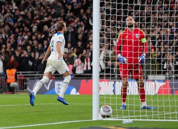 England v Italy UEFA EURO, EM, Europameisterschaft,Fussball 2024 Qualifiers Italy goalkeeper Gianluigi Donnarumma shows dejection as Harry Kane of England celebrates after scoring his sides first goal from the penalty during the UEFA Euro 2024 Qualifiers Group C match at Wembley Stadium, London Copyright: xPaulxChestertonx FIL-19118-0069 UK Newspapers OUT