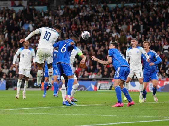 England v Italy UEFA EURO, EM, Europameisterschaft,Fussball 2024 Qualifiers Jude Bellingham of England and Destiny Udogie of Italy battles for the header during the UEFA Euro 2024 Qualifiers Group C match at Wembley Stadium, London Copyright: xPaulxChestertonx FIL-19118-0074 UK Newspapers OUT