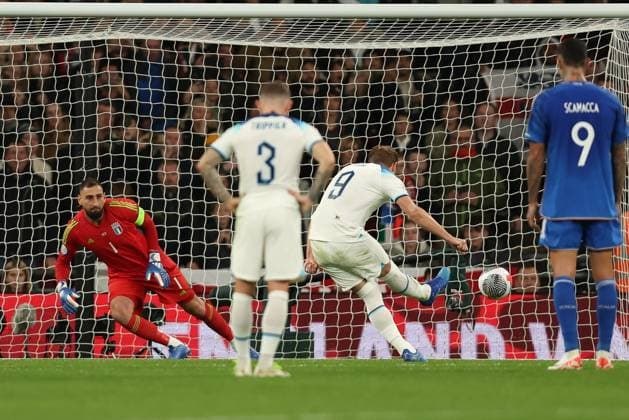 Harry Kane of England scores from the penalty spot to make it 1-1 during the UEFA EURO, EM, Europameisterschaft,Fussball 2024 Qualifiers match between England and Italy at Wembley Stadium, London, England on 17 October 2023. Copyright: xKenxSparksx 38700011