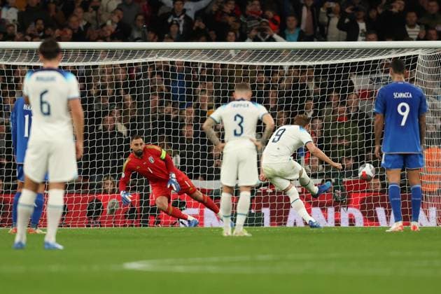 Harry Kane of England scores from the penalty spot to make it 1-1 during the UEFA EURO, EM, Europameisterschaft,Fussball 2024 Qualifiers match between England and Italy at Wembley Stadium, London, England on 17 October 2023. Copyright: xKenxSparksx 38700012