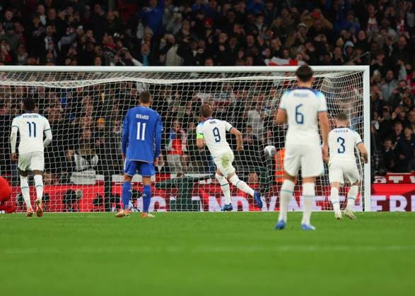 17th October 2023; Wembley Stadium, London, England; UEFA EURO, EM, Europameisterschaft,Fussball 2024 Qualifying Football, England versus Italy; Harry Kane of England shoots and scores his sides 1st goal from the penalty kick in the 32nd minute to make it 1-1  ActionPlus12566225 JohnxPatrickxFletcher