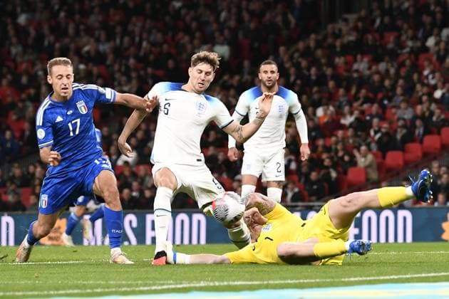 Foto Fabio Ferrari LaPresse 17 Ottobre 2023 - Londra, Inghilterra - calcio - Inghilterra vs Italia - Qualificazioni Euro 2024 - Group C - Stadio Wembley. Nella foto: Davide Frattesi (Italy), Pickford (Eng) October 17, 2023 London, United Kingdom - sport, calcio -England vs Italy -European Qualifiers 2024 - Group C - Wembley Stadium. In the pic: Davide Frattesi (Italy), ickford (Eng)  Copyright: xFabioxFerrari LaPressex