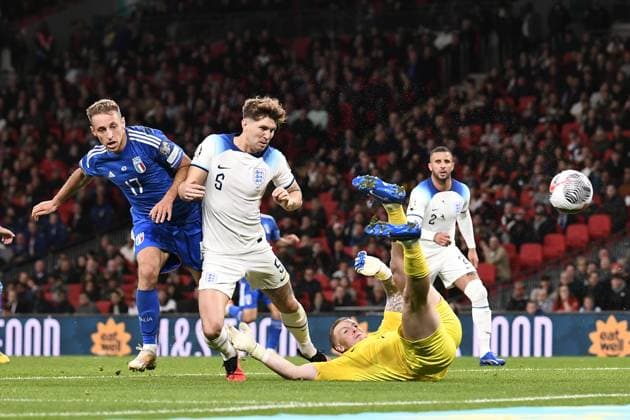 Foto Fabio Ferrari LaPresse 17 Ottobre 2023 - Londra, Inghilterra - calcio - Inghilterra vs Italia - Qualificazioni Euro 2024 - Group C - Stadio Wembley. Nella foto: Davide Frattesi (Italy), Pickford (Eng) October 17, 2023 London, United Kingdom - sport, calcio -England vs Italy -European Qualifiers 2024 - Group C - Wembley Stadium. In the pic: Davide Frattesi (Italy), ickford (Eng)  Copyright: xFabioxFerrari LaPressex