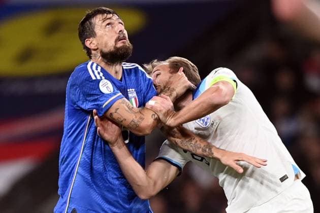 Sport Bilder des Tages Foto Fabio Ferrari LaPresse 17 Ottobre 2023 - Londra, Inghilterra - calcio - Inghilterra vs Italia - Qualificazioni Euro 2024 - Group C - Stadio Wembley. Nella foto: Francesco Acerbi (Italy), Harry Kane(England) October 17, 2023 London, United Kingdom - sport, calcio -England vs Italy -European Qualifiers 2024 - Group C - Wembley Stadium. In the pic: Francesco Acerbi (Italy), Harry Kane(England)  Copyright: xFabioxFerrari LaPressex