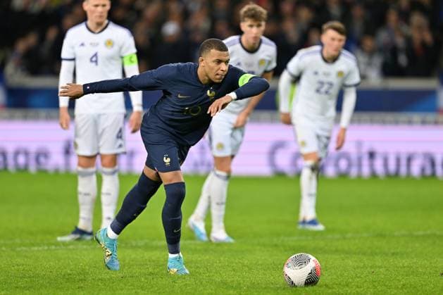 20231017 France vs Scotland Kylian Mbappe (10) of France scores a penalty for the 3-1 score during a soccer game between the national teams of France and Scotland in friendly game, on October 17 , 2023 in Lille, France. (Photo by David Catry Sportpix Isosport) Lille Decathlon Arena Stade Pierre Mauroy - Villeneuve d Ascq France  Copyright: xSportpix.bex xDavidxCatryxDavidxCatryx
