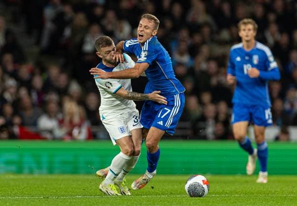 Football - UEFA EURO, EM, Europameisterschaft,Fussball 2024 Qualifying - Group C - England v Italy LONDON, ENGLAND - Tuesday, October 17, 2023: England s Kieran Trippier (L) challenges Italy s Davide Frattesi during the UEFA Euro 2024 Qualifying Group C match between England and Italy at Wembley Stadium. (Photo by David Rawcliffe Propaganda) LONDON Wembley Stadium GREATER LONDON ENGLAND  Copyright: xDavidxRawcliffex P2023-10-17-England_Italy-13