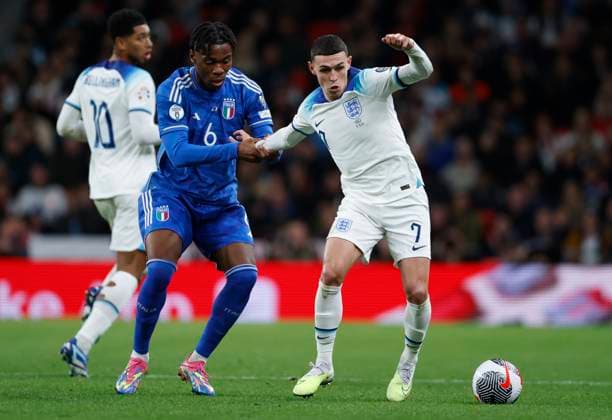 England v Italy: Group C - UEFA EURO, EM, Europameisterschaft,Fussball 2024 European Qualifiers Iyenoma Udogie of Italy and Phil Foden of England challenge during the UEFA EURO 2024 European qualifier match between England and Italy at Wembley Stadium on October 17, 2023 in London, England. London Wembley Stadium England United Kingdom Copyright: xRichardxSellers Sportsphoto APLx 13957750
