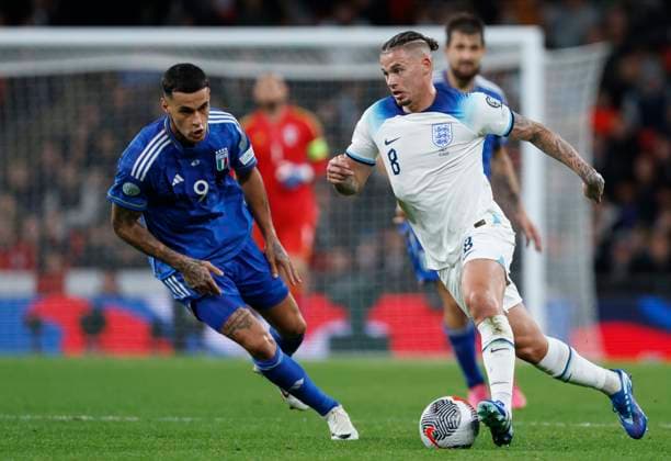England v Italy: Group C - UEFA EURO, EM, Europameisterschaft,Fussball 2024 European Qualifiers Gianluca Scamacca of Italy and Kalvin Phillips of England in action during the UEFA EURO 2024 European qualifier match between England and Italy at Wembley Stadium on October 17, 2023 in London, England. London Wembley Stadium England United Kingdom Copyright: xRichardxSellers Sportsphoto APLx 13957760