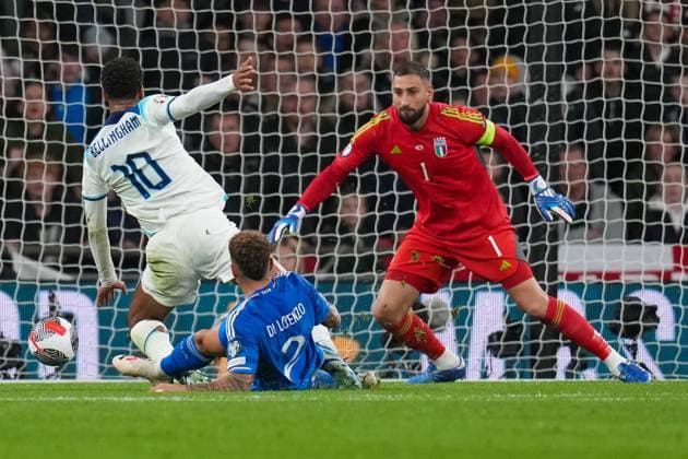 Giovanni Di Lorenzo (Napoli) of Italy brings down Jude Bellingham (Real Madrid) of England in the penalty box during the international match, Länderspiel, Nationalmannschaft between England and Italy at Wembley Stadium, London, England on 17 October 2023. Copyright: xDavidxHornx PMI-5839-0007