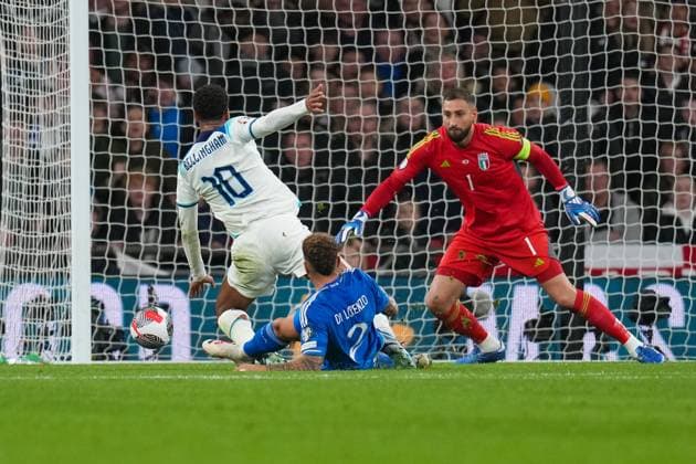 Giovanni Di Lorenzo (Napoli) of Italy brings down Jude Bellingham (Real Madrid) of England in the penalty box during the international match, Länderspiel, Nationalmannschaft between England and Italy at Wembley Stadium, London, England on 17 October 2023. Copyright: xDavidxHornx PMI-5839-0008