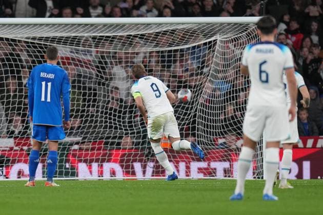 Harry Kane (Bayern Munich) of England scores his team™s first goal from the penalty spot during the international match, Länderspiel, Nationalmannschaft between England and Italy at Wembley Stadium, London, England on 17 October 2023. Copyright: xDavidxHornx PMI-5839-0012