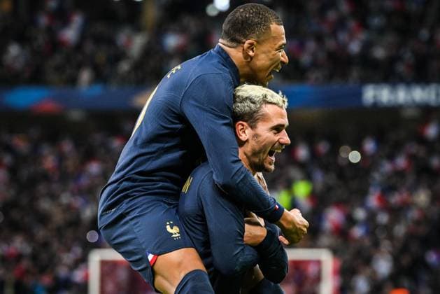 October 17, 2023, Villeneuve-d Ascq, France, France: Kylian MBAPPE of France celebrate his goal with Antoine GRIEZMANN of France during the International Friendly, Länderspiel, Nationalmannschaft match between France and Scotland at Pierre Mauroy Stadium on October 17, 2023 in Villeneuve-d Ascq near Lille, France. Villeneuve-d Ascq France - ZUMAm308 20231017_zsp_m308_007 Copyright: xMatthieuxMirvillex