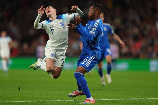Sport Bilder des Tages 17th October 2023; Wembley Stadium, London, England; UEFA EURO, EM, Europameisterschaft,Fussball 2024 Qualifying Football, England versus Italy; Phil Foden of England challenged by Destiny Udogie of Italy  ActionPlus12566265 JohnxPatrickxFletcher