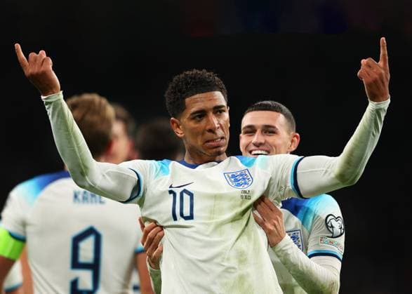 Sport Bilder des Tages 17th October 2023; Wembley Stadium, London, England; UEFA EURO, EM, Europameisterschaft,Fussball 2024 Qualifying Football, England versus Italy; Jude Bellingham of England celebrates towards the England fans after Marcus Rashford of England scored his sides 2nd goal in the 57th minute to make it 2-1 with Phil Foden of England  ActionPlus12566278 JohnxPatrickxFletcher