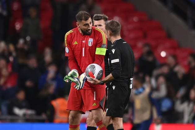Foto Fabio Ferrari LaPresse 17 Ottobre 2023 - Londra, Inghilterra - calcio - Inghilterra vs Italia - Qualificazioni Euro 2024 - Group C - Stadio Wembley. Nella foto: Gianluigi Donnarumma (Italy) discute con arbitro a fine partita October 17, 2023 London, United Kingdom - sport, calcio -England vs Italy -European Qualifiers 2024 - Group C - Wembley Stadium. In the pic: Gianluigi Donnarumma (Italy)  Copyright: xFabioxFerrari LaPressex