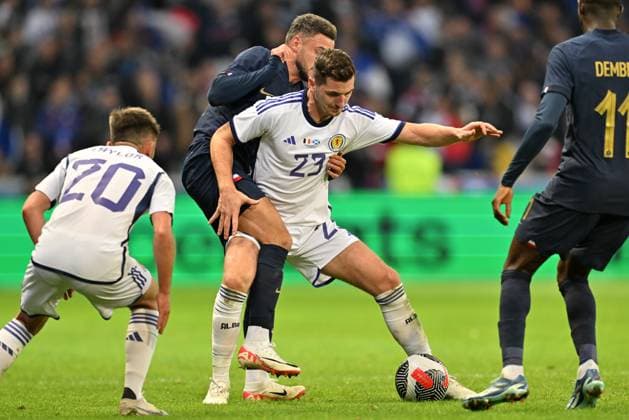 20231017 France vs Scotland Jonathan Clauss (3) of France fighting for the ball with Kenny McLean (23) of Scotland during a soccer game between the national teams of France and Scotland in friendly game, on October 17 , 2023 in Lille, France. (Photo by David Catry Sportpix Isosport) Lille Decathlon Arena Stade Pierre Mauroy - Villeneuve d Ascq France  Copyright: xSportpix.bex xDavidxCatryxDavidxCatryx