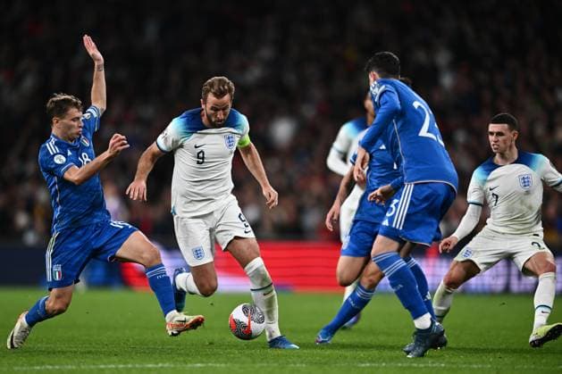 LONDON, ENGLAND - OCTOBER 17: Harry Kane of England and Davide Frattesi in Italy in action during the UEFA EURO, EM, Europameisterschaft,Fussball 2024 European qualifier match between England and Italy at Wembley Stadium on October 17, 2023 in London, E England v Italy: Group C - UEFA EURO 2024 European Qualifiers Copyright: xSebastianxFrejx