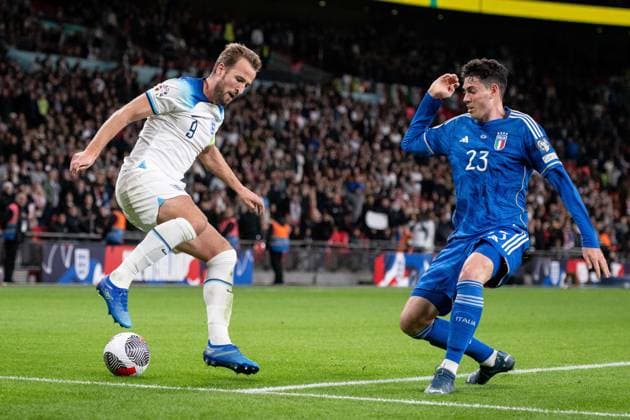 LONDON, ENGLAND - OCTOBER 17: Harry Kane of England and Alessandro Bastoni of Italy in action during the UEFA EURO, EM, Europameisterschaft,Fussball 2024 European qualifier match between England and Italy at Wembley Stadium on October 17, 2023 in London, E England v Italy: Group C - UEFA EURO 2024 European Qualifiers Copyright: xSebastianxFrejx