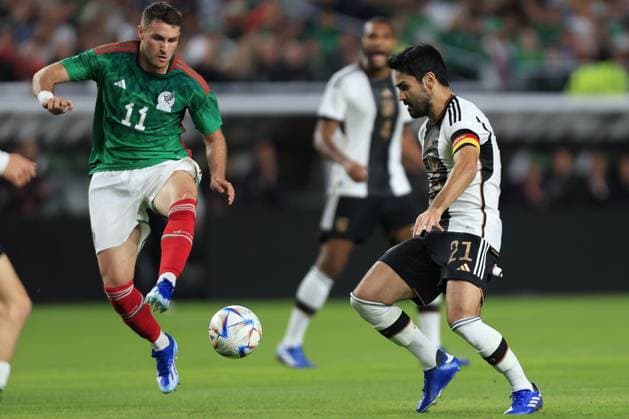 Sport Bilder des Tages RECORD DATE NOT STATED Seleccion Mexico 2023 Mexico vs Germany (L-R), Santiago Gimenez of Mexico e Ilkay Gundogan of Germany during the game Mexican national team, Nationalteam (Mexico) vs Germany, the friendly preparation, at Lincoln Financial Field Stadium, on October 17, 2023. <br><br> (I-D), Santiago Gimenez de Mexico e Ilkay Gundogan de Alemania durante el partido Seleccion Mexicana (Mexico) vs Alemania, amistoso de preparacion en el Lincoln Financial Field Stadium, el 17 de Octubre de 2023. PHILADELPHIA PENSILVANIA UNITED STATES  Copyright: xUlisesxNaranjox 20231017211921_SMN_23_AM_MEX_GER_GIMENEZ216