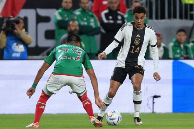 RECORD DATE NOT STATED Seleccion Mexico 2023 Mexico vs Germany (L-R), Jesus Gallardo of Mexico and Jamal Musiala of Germany during the game Mexican national team, Nationalteam (Mexico) vs Germany, the friendly preparation, at Lincoln Financial Field Stadium, on October 17, 2023. <br><br> (I-D), Jesus Gallardo de Mexico y Jamal Musiala de Alemania durante el partido Seleccion Mexicana (Mexico) vs Alemania, amistoso de preparacion en el Lincoln Financial Field Stadium, el 17 de Octubre de 2023. PHILADELPHIA PENSILVANIA UNITED STATES  Copyright: xUlisesxNaranjox 20231017211927_SMN_23_AM_MEX_GER_MUSIALA223