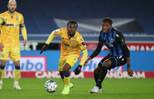 201205 Club Brugge vs STVV BRUGGE, BELGIUM - DECEMBER 05: Samuel Asamoah of STVV battles for the ball with David Okereke of Club Brugge during the Jupiler Pro League match day 15 between Club Brugge and STVV on December 05, 2020 in Brugge, Belgium. (Photo by Vincent Van Doornick Isosport) Brugge Belgium  Copyright: xVincentxVanxDoornickx 345117
