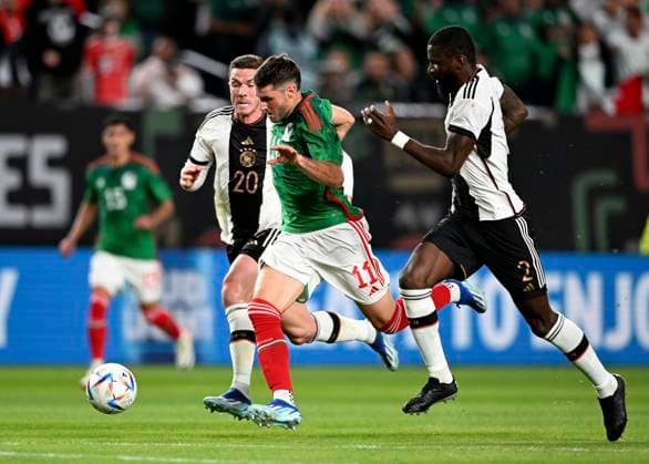 18.10.2023, Fussball Nationalteams Freundschaftsspiele 2023, Länderspiel, Mexico - Deutschland, im Lincoln Financial Field (Philadelphia, PA), v.lI. Robin Gosens (Deutschland), Santiago Gimenez (Mexiko), Antonio Rüdiger (Deutschland)