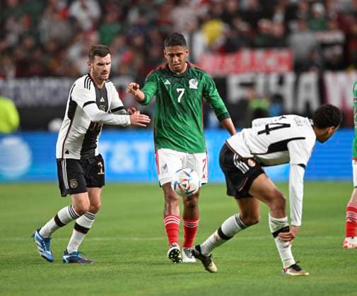 18.10.2023, Fussball Nationalteams Freundschaftsspiele 2023, Länderspiel, Mexico - Deutschland, im Lincoln Financial Field (Philadelphia, PA), v.lI. Pascal Groß (Deutschland), Luis Romo (Mexiko) Jamal Musiala (Deutschland)