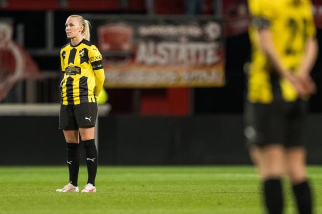 231018 Josefine Rybrink of Häcken during a minute of silence for the victims of the deadly shooting in Brusselsduring the UEFA Women s Champions League qualifying match between Twente and Häcken on October 18, 2023 in Enschede. Photo: Mathias Bergeld BILDBYRAN kod MB MB0749 fotboll football soccer fotball champions league champions league qualification twente häcken dam bbeng kval qualifier qualification Copyright: MATHIASxBERGELD BB231018MB026