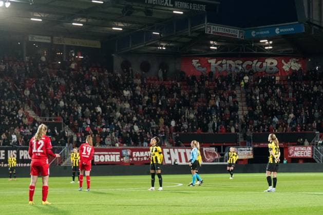 231018 Felicia Schröder goalkeeper Kajsa Höglund Jansson of Häcken during a minute of silence for the victims of the deadly shooting in Brusselsduring the UEFA Women s Champions League qualifying match between Twente and Häcken on October 18, 2023 in Enschede. Photo: Mathias Bergeld BILDBYRAN kod MB MB0749 fotboll football soccer fotball champions league champions league qualification twente häcken dam bbeng kval qualifier qualification Copyright: MATHIASxBERGELD BB231018MB027
