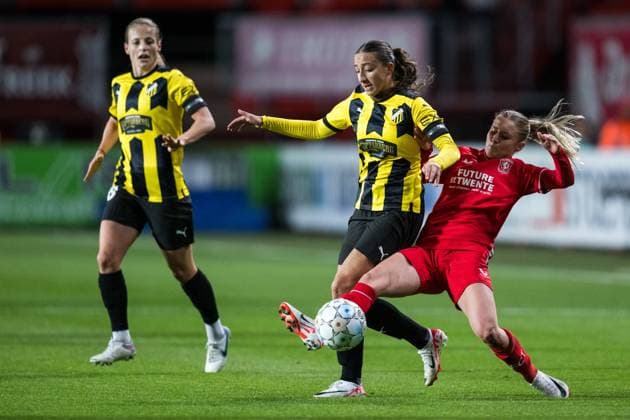 231018 Rusul Rosa Kafaji of Häcken and Kim Everaerts of Twente during the UEFA Women s Champions League qualifying match between Twente and Häcken on October 18, 2023 in Enschede. Photo: Mathias Bergeld BILDBYRAN kod MB MB0749 fotboll football soccer fotball champions league champions league qualification twente häcken dam bbeng kval qualifier qualification Copyright: MATHIASxBERGELD BB231018MB038