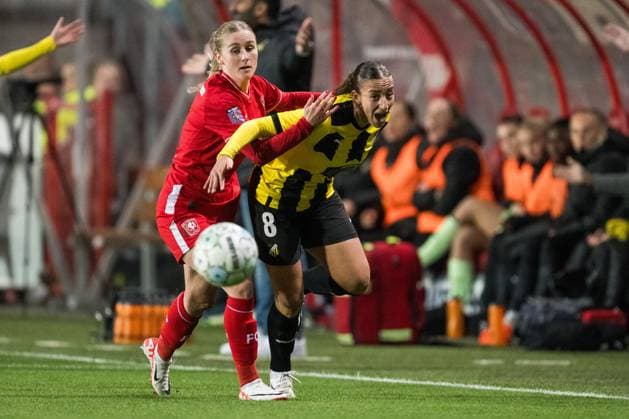 231018 Kim Everaerts of Twente and Rusul Rosa Kafaji of Häcken during the UEFA Women s Champions League qualifying match between Twente and Häcken on October 18, 2023 in Enschede. Photo: Mathias Bergeld BILDBYRAN kod MB MB0749 fotboll football soccer fotball champions league champions league qualification twente häcken dam bbeng kval qualifier qualification Copyright: MATHIASxBERGELD BB231018MB041