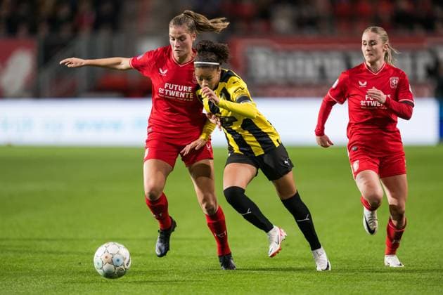 231018 Marit AuÃ e of Twente and Felicia Schröder of Häcken during the UEFA Women s Champions League qualifying match between Twente and Häcken on October 18, 2023 in Enschede. Photo: Mathias Bergeld BILDBYRAN kod MB MB0749 fotboll football soccer fotball champions league champions league qualification twente häcken dam bbeng kval qualifier qualification Copyright: MATHIASxBERGELD BB231018MB043