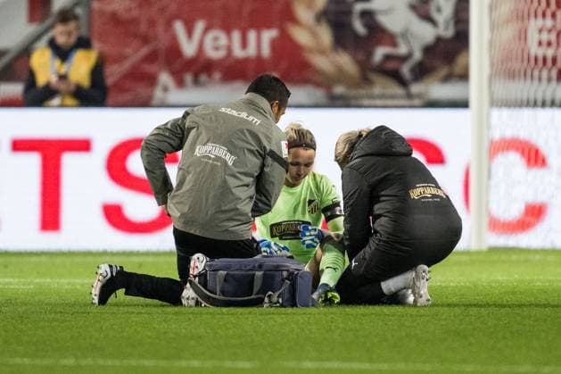 231018 Goalkeeper Jennifer Falk of Häcken receives medical attention during the UEFA Women s Champions League qualifying match between Twente and Häcken on October 18, 2023 in Enschede. Photo: Mathias Bergeld BILDBYRAN kod MB MB0749 fotboll football soccer fotball champions league champions league qualification twente häcken dam bbeng kval qualifier qualification Copyright: MATHIASxBERGELD BB231018MB044