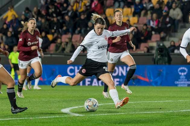 Sport Themen der Woche KW42 Sport Bilder des Tages UWCL Qualifikation: AC Sparta Prag - Eintracht Frankfurt, epet Arena, PRag, 18.10.2023 Barbara Dunst (Eintracht Frankfurt 28) schießt dsa Tor zum 2:0, AC Sparta Praha - Eintracht Frankfurt, Prag, epet Arena Generali Arena, 18.10.2023 *** UWCL Qualification AC Sparta Prague Eintracht Frankfurt, epet Arena, PRag, 18 10 2023 Barbara Dunst Eintracht Frankfurt 28 shoots dsa goal to 2 0, AC Sparta Praha Eintracht Frankfurt, Prague, epet Arena Generali Arena, 18 10 2023 Copyright: xBEAUTIFULxSPORTS Gawlikx