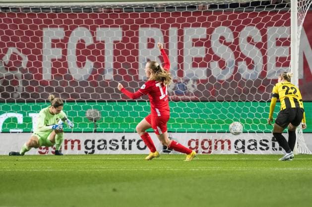 Sport Bilder des Tages 231018 Leonie Vliek of Twente celebrates after scoring the 1-0 goal and goalkeeper Jennifer Falk and Marika Bergman Lundin of Häcken look dejected during the UEFA Women s Champions League qualifying match between Twente and Häcken on October 18, 2023 in Enschede. Photo: Mathias Bergeld BILDBYRAN kod MB MB0749 fotboll football soccer fotball champions league champions league qualification twente häcken dam bbeng kval qualifier qualification depp jubel Copyright: MATHIASxBERGELD BB231018MB046