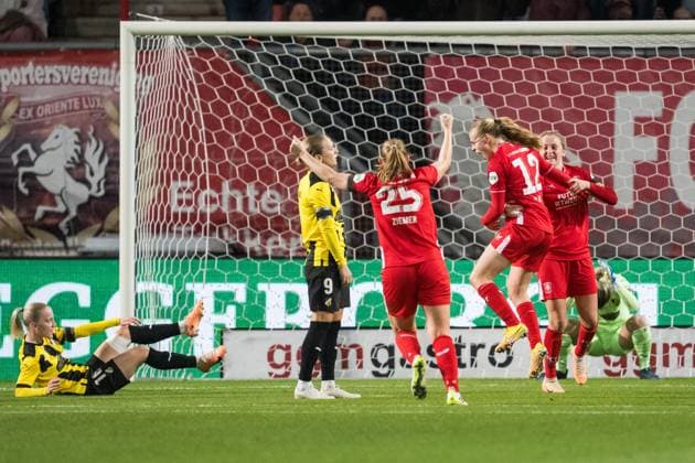 231018 Leonie Vliek of Twente celebrates after scoring the 1-0 goal and Filippa Curmark and goalkeeper Jennifer Falk of Häcken look dejected during the UEFA Women s Champions League qualifying match between Twente and Häcken on October 18, 2023 in Enschede. Photo: Mathias Bergeld BILDBYRAN kod MB MB0749 fotboll football soccer fotball champions league champions league qualification twente häcken dam bbeng kval qualifier qualification depp jubel Copyright: MATHIASxBERGELD BB231018MB048