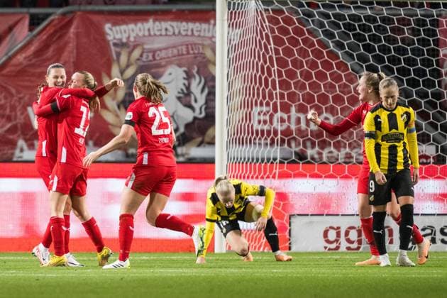 231018 Leonie Vliek of Twente celebrates after scoring 1-0 and Anna Sandberg and Filippa Curmark of Häcken look dejected during the UEFA Women s Champions League qualifying match between Twente and Häcken on October 18, 2023 in Enschede. Photo: Mathias Bergeld BILDBYRAN kod MB MB0749 fotboll football soccer fotball champions league champions league qualification twente häcken dam bbeng kval qualifier qualification depp jubel Copyright: MATHIASxBERGELD BB231018MB050
