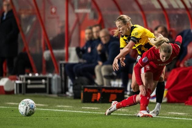 231018 Anna Anvegard of Häcken and Kim Everaerts of Twente during the UEFA Women s Champions League qualifying match between Twente and Häcken on October 18, 2023 in Enschede. Photo: Mathias Bergeld BILDBYRAN kod MB MB0749 fotboll football soccer fotball champions league champions league qualification twente häcken dam bbeng kval qualifier qualification Copyright: MATHIASxBERGELD BB231018MB052