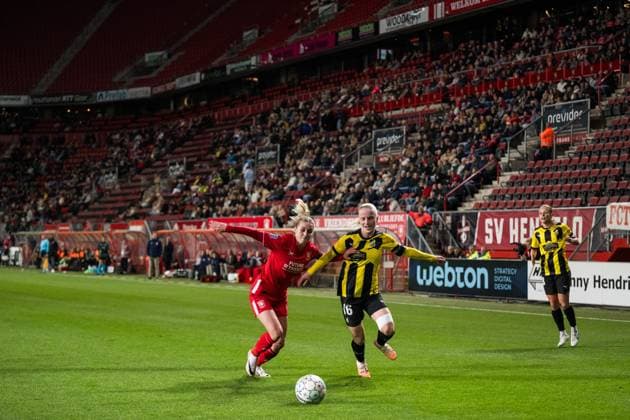 231018 Kim Everaerts of Twente and Anna Sandberg of Häcken during the UEFA Women s Champions League qualifying match between Twente and Häcken on October 18, 2023 in Enschede. Photo: Mathias Bergeld BILDBYRAN kod MB MB0749 fotboll football soccer fotball champions league champions league qualification twente häcken dam bbeng kval qualifier qualification Copyright: MATHIASxBERGELD BB231018MB056