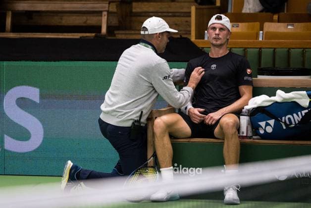 231018 Marton Fucsovics of Hungary receives treatment during a medical timeout during day 5 of the Nordic Open tennis tournament on October 18, 2023 in Stockholm. Photo: Emma Wallskog BILDBYRAN COP 320 EW0271 tennis nordic open dag 5 bbeng Copyright: EMMAxWALLSKOG BB231018EW050