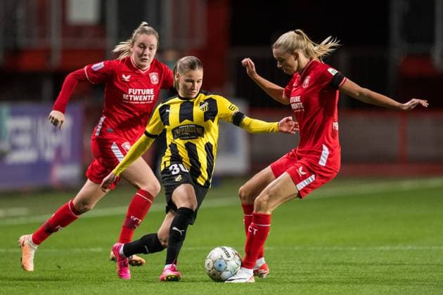 231018 Katariina Kosola of Häcken and Ella Peddemors of Twente during the UEFA Women s Champions League qualifying match between Twente and Häcken on October 18, 2023 in Enschede. Photo: Mathias Bergeld BILDBYRAN kod MB MB0749 fotboll football soccer fotball champions league champions league qualification twente häcken dam bbeng kval qualifier qualification Copyright: MATHIASxBERGELD BB231018MB057